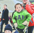 昨日在武汉站一到达口，一位母亲带着两个孩子边走边联系家人         记者胡冬冬 摄 - 新浪湖北