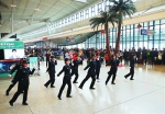 昨日10时许，武汉站铁警通过“快闪”活动向旅客传递安全出行理念通讯员赵军 摄 - 新浪湖北
