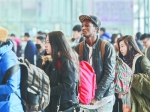 昨日在武汉站西进站口，一位黑人乘客也赶起了“春运”
    记者胡冬冬 摄 - 新浪湖北