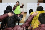 郭福婷教福利院的孤残人员唱《新年歌》 - 新浪湖北