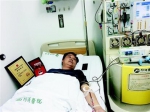 图为：杨先生在医院采集造血干细胞 - 新浪湖北