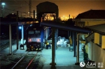 今夜零点·春运铁路人：铁路上砂工一夜搬运近十吨砂 - 武汉铁路局