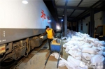 今夜零点·春运铁路人：铁路上砂工一夜搬运近十吨砂 - 武汉铁路局
