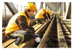 春运探访武汉长江大桥上的养桥“保姆” - 武汉铁路局