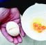图为市民打一个鸡蛋出现5个蛋黄 - 新浪湖北