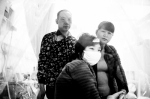 小雪和父母在病房里 记者周迪 摄 - 新浪湖北