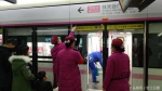武汉地铁2号线金银潭站屏蔽门故障 乘客无法上车 - 新浪湖北