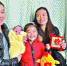 昨日，吴国珍夫妇和两个孩子一家四口在医院合照全家福  记者李永刚 摄 - 新浪湖北