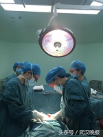 医护人员正在进行产科手术 - 新浪湖北