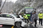 大家一起将小轿车推至路旁，道路交通得以恢复。 - 新浪湖北