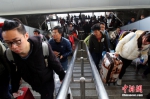 资料图：昆明火车站正在进入候车厅的旅客。中新社记者 李进红 摄 - 新浪湖北