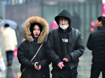 昨日是春节小长假最后一天，武汉迎来风雨降温天气，市民纷纷添衣御寒。记者郭良朔 摄 - 新浪湖北