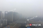 昨天，安徽合肥市区大雾弥漫，能见度低。（徐雅莲 摄） - 新浪湖北