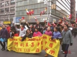 “我们的孩子来自中国”家庭的游行队伍。(美国《侨报》/林菁 摄) - Hb.Chinanews.Com