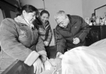 二儿子梁占东（右）、四女儿梁晓萍（左）和五女儿梁晓青（中）在照顾老母亲。记者 李葳 摄 - 新浪湖北