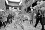 汉口里庙会上，一位卖气球的艺人正在搞怪记者喻志勇 摄 - 新浪湖北