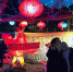 11日晚，武汉市百步亭社区居民自制的万余盏花灯点亮社区志愿者广场和文化长廊，吸引众多市民驻足观看、合影留念。　张芹 摄 - Hb.Chinanews.Com