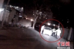 民警被拖行百米后将司机制服 石宁 摄 - 新浪湖北
