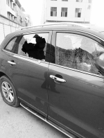 姚先生停在小区门口的轿车车窗被砸破，右后轮胎被割破 记者张全录 摄 - 新浪湖北
