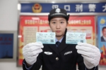 侦查员展示两张票号一样的假火车票 胡金力摄(资料图) - Hb.Chinanews.Com