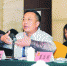 昨日在青山代表团小组会上，市人大代表朱小友积极发言 记者刘斌 摄 - 新浪湖北