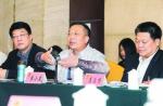昨日在青山代表团小组会上，市人大代表朱小友积极发言 记者刘斌 摄 - 新浪湖北