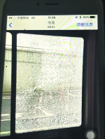 车窗玻璃被击了个洞  公交二公司供图 - 新浪湖北