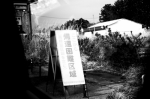 2月22日，在距离日本福岛第一核电站较近的大熊町，路边的标牌显示此处为“返乡困难区域”，实际上已成“无人区”。 - 新浪湖北