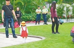 黄帽红裙小女孩打扮有如《龙猫》女角色，若有所思地踱步。 莫雪芝 摄 - Hb.Chinanews.Com
