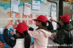 志愿者点亮服务月（组图） - 武汉大学