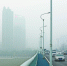 昨天在长江二桥上行驶的很多车辆开启了雾灯记者杨涛 摄 - 新浪湖北