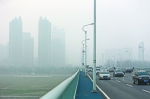 昨天在长江二桥上行驶的很多车辆开启了雾灯记者杨涛 摄 - 新浪湖北