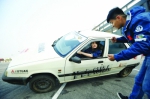 昨日，女司机万思琪在训练车内学习两轮特技。记者苗剑 摄 - 新浪湖北