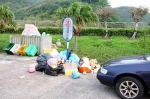 部分住户缺乏公德心，把家庭垃圾乱丢在渔港，造成环境脏乱不堪。来源：台湾《联合报》 - Hb.Chinanews.Com