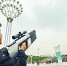 民警使用无人机反制枪强制现场无人机返航 记者许巍魏 摄（信息来源：陈龙） - 新浪湖北