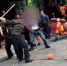 黄梅县正街鑫城门口耍猴的两名外地男子遭围殴。 视频截图 - 新浪湖北