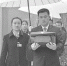 图为陵园工作人员手捧覆盖着国旗的烈士骨灰盒，缓缓走向烈士墓地   摄影李文斌 - 新浪湖北