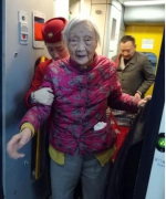动姐暖心服务助95岁老人顺利乘车返乡 - 武汉铁路局
