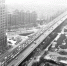 昨日，汉口金桥大道通往岱黄高速公路方向的车辆排起数公里长队 记者金振强 摄 - 新浪湖北