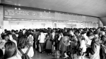 武汉火车站售票大厅内排起长龙，屏幕显示当天由武汉开往上海、杭州等地的车票已售完。     记者何晓刚 摄 - 新浪湖北