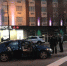 一辆深蓝色优步车，在华埠闹区被不明人士拦下并当街开枪。(美国《世界日报》记者黄惠玲/摄影) - Hb.Chinanews.Com