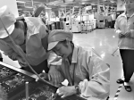 [媒体]武汉工会干部进驻点企业 生产线上站工位当学徒 - 总工会