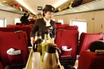 列车员为旅客送水 - Hb.Chinanews.Com
