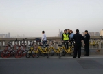 武汉长江大桥被共享单车占领 50辆车歪倒随意停(图) - 新浪湖北