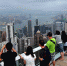 资料图：大批游客在香港太平山顶俯瞰维多利亚港。中新社发 王东明 摄 - Hb.Chinanews.Com