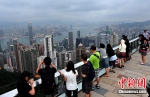 资料图：大批游客在香港太平山顶俯瞰维多利亚港。中新社发 王东明 摄 - Hb.Chinanews.Com