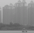 武昌南湖畔，高楼在浮尘中若隐若现。记者李子云 摄 - 新浪湖北