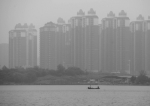武昌南湖畔，高楼在浮尘中若隐若现。记者李子云 摄 - 新浪湖北