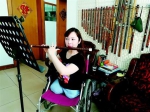 张琪慧在工作室练习笛子演奏 - 残疾人联合会