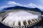三峡工程就座落在湖北宜昌，工程主体创下了多项世界之最，比如—— - 新浪湖北